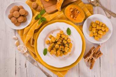 Amaretti kurabiyeli balkabağı gnocchi.