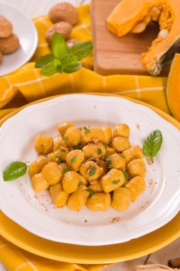 Amaretti kurabiyeli balkabağı gnocchi.
