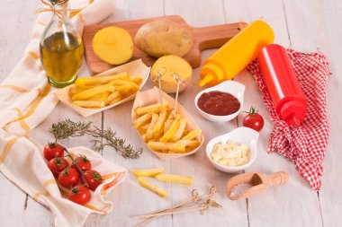 Tahta masada ketçaplı patates kızartması..