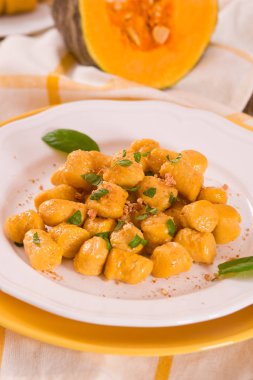 Kabak gnocchi ve rendelenmiş amaretti kurabiyesi..