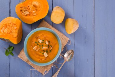 Kızarmış ekmekli balkabağı kremalı çorba..