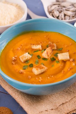 Kızarmış ekmekli balkabağı kremalı çorba..