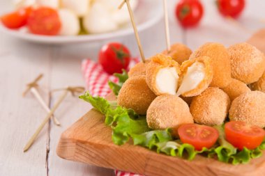 Kızarmış Mozzarella peynirli topları..