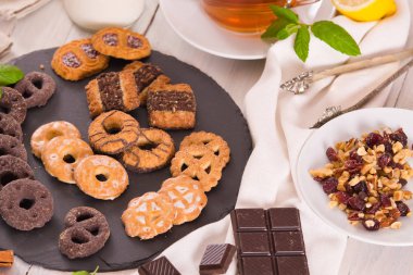 Kısa hamurlu hamur bisküvileri, üzerinde çikolata olan ahşap masa..