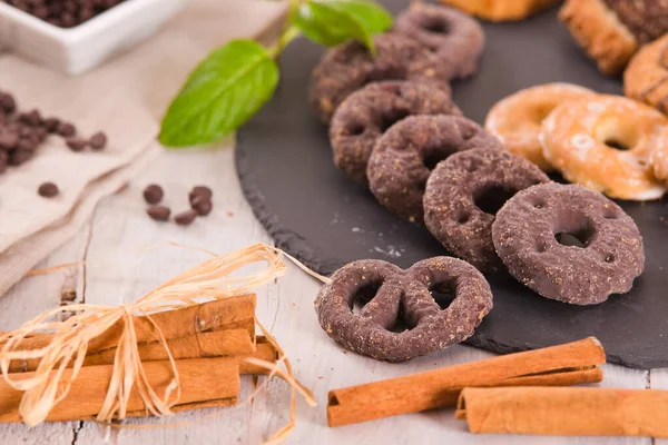 Kortskorpa Bakverk Kex Med Choklad Träbord — Stockfoto