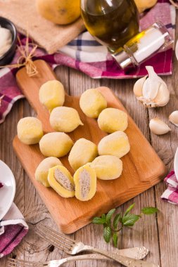 Turşu ve ricotta ile doldurulmuş patates gnocchi..