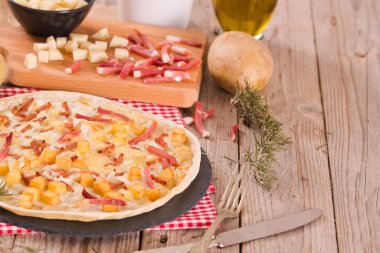 Kızarmış patatesli tart, raclette peyniri ve dumanlı pastırma..