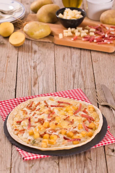 Kızarmış Patatesli Tart Raclette Peyniri Dumanlı Pastırma — Stok fotoğraf