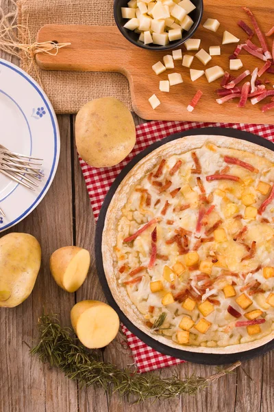 Kızarmış Patatesli Tart Raclette Peyniri Dumanlı Pastırma — Stok fotoğraf