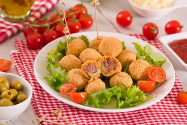 Ascoli beyaz çanak üzerinde zeytin dolması.