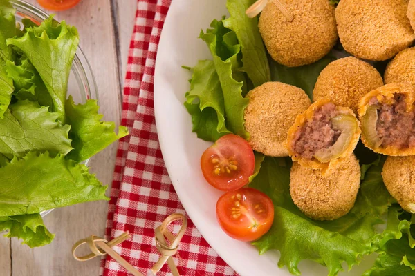 Ascoli beyaz çanak üzerinde zeytin dolması.