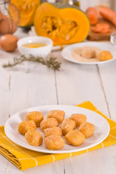 Albóndigas Pollo Con Calabaza Plato Blanco — Foto de Stock