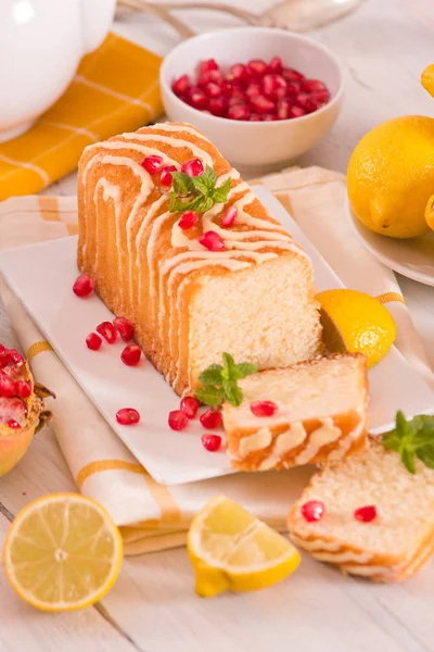 Citroenspons Cake Met Granaatappel — Stockfoto