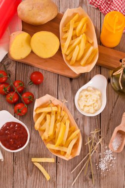 Tahta masada ketçaplı patates kızartması..