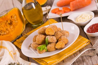 Beyaz tabakta balkabaklı tavuk köftesi..