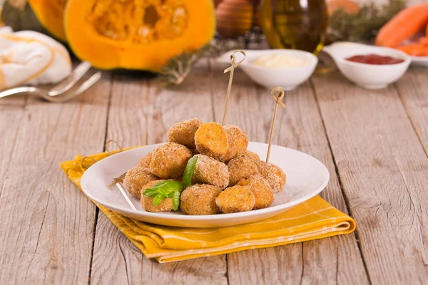 Boulettes Poulet Citrouille Sur Plat Blanc — Photo