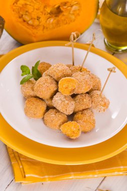 Beyaz tabakta naneli kabaklı tavuk köftesi..