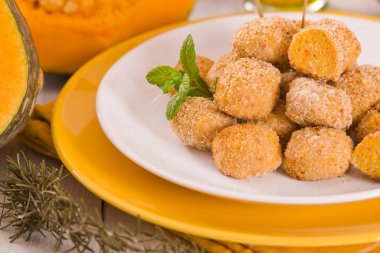 Beyaz tabakta naneli kabaklı tavuk köftesi..