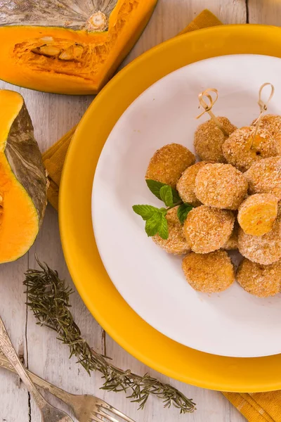 Polpette Pollo Alla Zucca Con Menta Piatto Bianco — Foto Stock