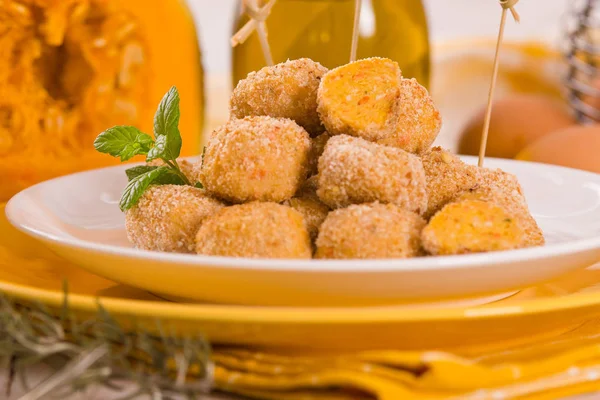 Boulettes Poulet Citrouille Avec Menthe Sur Plat Blanc — Photo