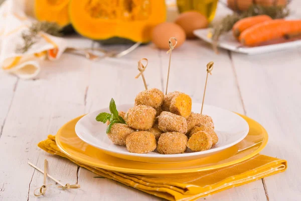 Albóndigas Calabaza Pollo Con Menta Plato Blanco —  Fotos de Stock