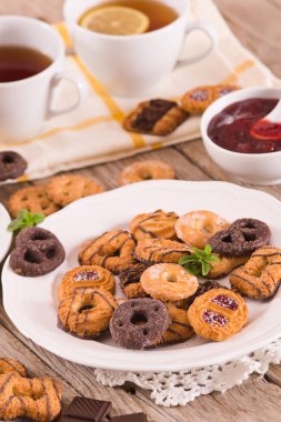 Beyaz tabakta naneli kısa hamurlu hamur bisküvileri..