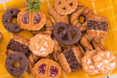 Kısa hamurlu hamur işi bisküviler ve ahşap masada nane..