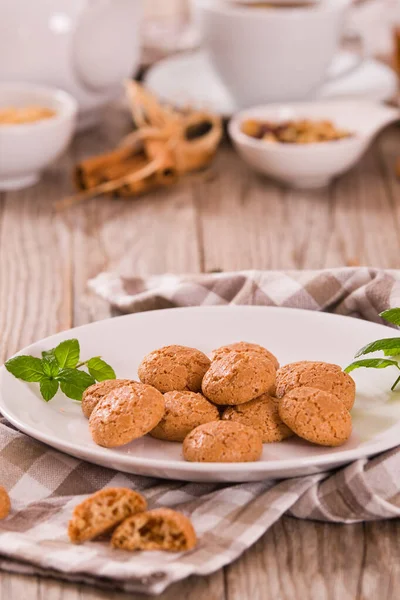 Galletas Amaretti Con Menta Plato Blanco — Foto de Stock