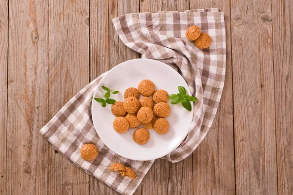 Amaretti Kekse Mit Minze Auf Weißem Teller — Stockfoto