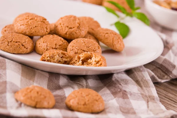 Biscoitos Amaretti Com Hortelã Prato Branco — Fotografia de Stock