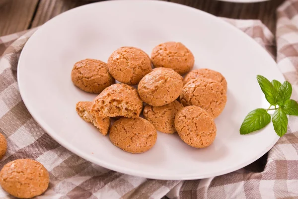 Biscoitos Amaretti Com Hortelã Prato Branco — Fotografia de Stock