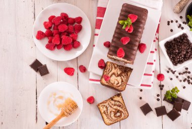 Ahududulu mermer kek..