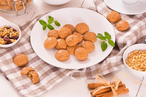 Galletas Amaretti Con Menta Plato Blanco — Foto de Stock