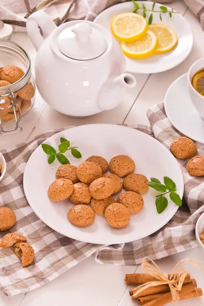 Galletas Amaretti Con Menta Plato Blanco — Foto de Stock