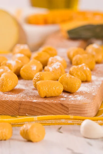 Surowe Dyniowe Gnocchi Desce Krojenia — Zdjęcie stockowe