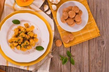 Amaretti kurabiyeli balkabağı gnocchi.