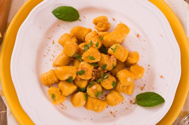 Amaretti kurabiyeli balkabağı gnocchi.