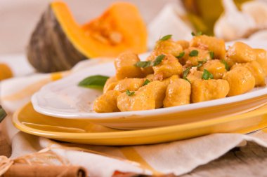 Amaretti kurabiyeli balkabağı gnocchi.