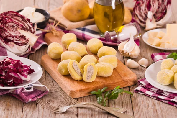 Πατάτες Νιόκι Γεμιστές Ραντίτσιο Και Ρικότα — Φωτογραφία Αρχείου
