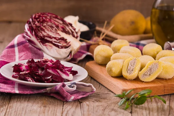 Kartoffelgnocchi Gefüllt Mit Radicchio Und Ricotta — Stockfoto