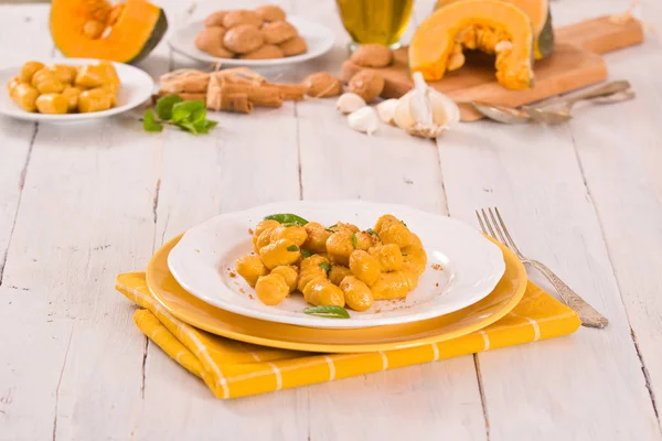 Pompoen Gnocchi Met Geraspte Amaretti Koekjes — Stockfoto