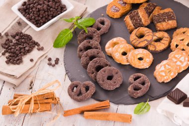 Kısa hamurlu hamur bisküvileri ahşap masada..