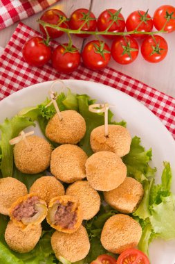 Ascoli beyaz çanak üzerinde zeytin dolması.