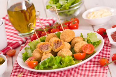 Ascoli beyaz çanak üzerinde zeytin dolması.