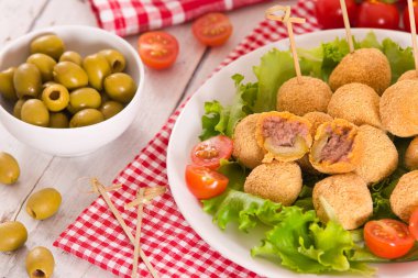 Ascoli beyaz çanak üzerinde zeytin dolması.