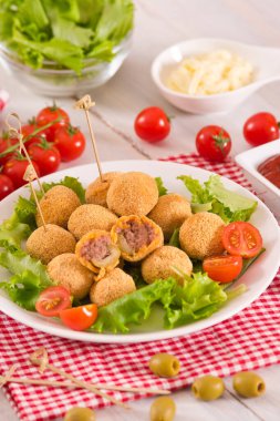 Ascoli beyaz çanak üzerinde zeytin dolması.