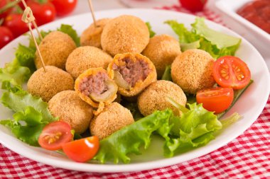 Ascoli beyaz çanak üzerinde zeytin dolması.