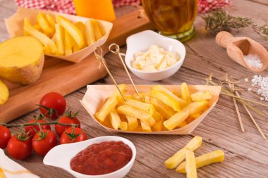 Tahta masada ketçaplı patates kızartması..