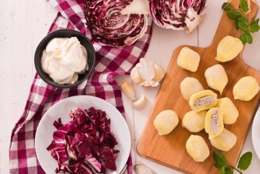 Turşu ve ricotta ile doldurulmuş patates gnocchi..