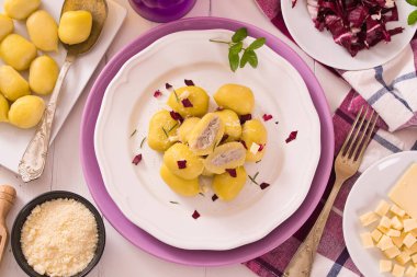 Turşu ve ricotta ile doldurulmuş patates gnocchi..